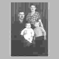 111-3304 Familie Fritz und Christel Minuth mit ihren Kindern Dietrich und Manfred .jpg